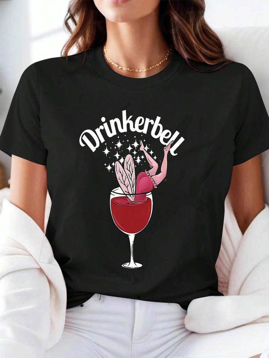 Women's Fun Graphic T-Shirt With Fairy And Wine Glass Design - Wine Lover T-Shirt With Wine Glass And Bottle Design, Casual Short Sleeve Crew Neck Top, Spring Summer Holiday Gift For Women, Wine T-Shirt, Spring Summer Clothing, Fun Design, Comfortable Fit, Women's Summer T-Shirts, Women's Tops On - 黑色 - 查看 1