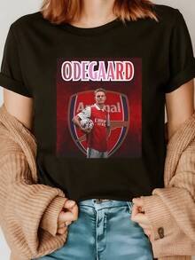 Red Shield With A Soccer Player Holding A Ball Conveys Passion For The Sport And Competitive Energy. Comfortable Casual Women's T-Shirt For Modern Soccer Fans. - 黑色 - 查看 8