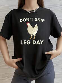 Una divertida escena muestra una gallina con actitud confiada y mensaje motivador que invita a no olvidar la fuerza y constancia en los retos cotidianos resaltando humor saludable y espíritu activo camiseta de mujer casual moderna cómoda para uso diario - Negro - Ver 1