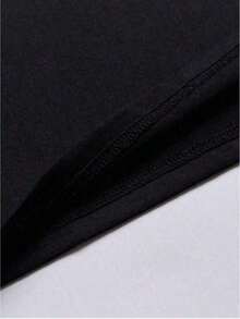 100% Pure Cotton, Breathable And Gentle On The Skin. Classic Crew Neck Design, Slim Fit, And Flattering For All Body Types. Fashionable Print With A Minimalist Style And High-Quality Finish. Unisex Design Perfect For Matching Outfits, Ideal For Everyday Wear, Dates, Leisure, And Streetwear – Versatile And Timeless. - 黑色 - 查看 4