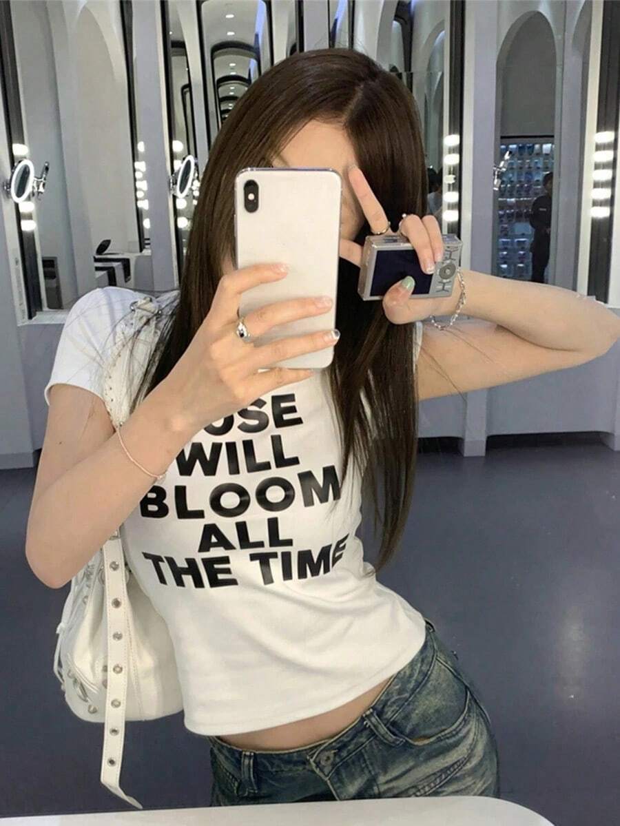 Camiseta de manga corta con estampado de letras estilo retro americano, diseño minimalista, corte ajustado, top casual adecuado para el verano, color blanco, estilo casual. - Blanco - Ver 1