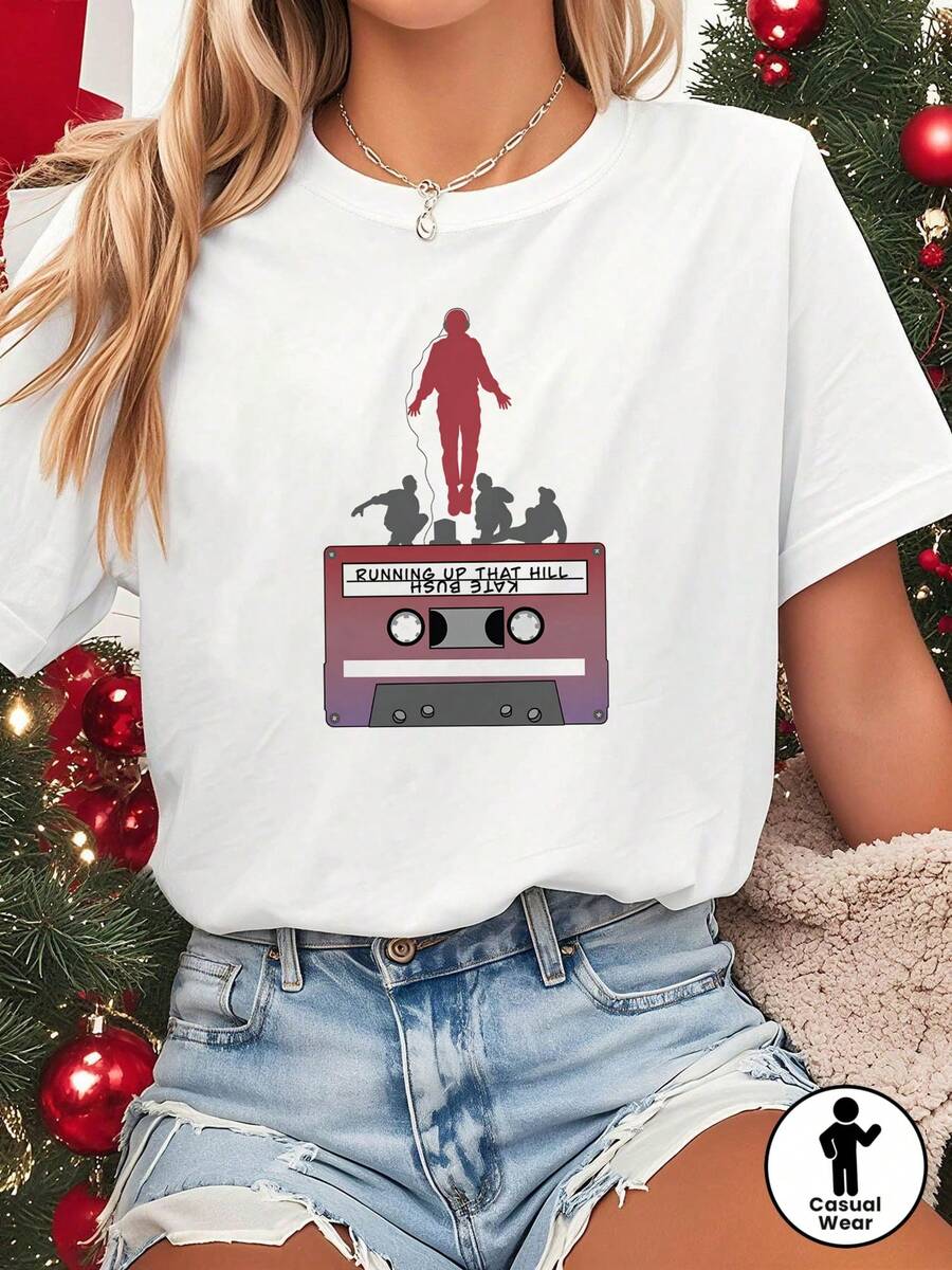 Camiseta de inspiraci￳n para mujer con estampado "Running Up That Hill", manga corta y cuello redondo - Blanco claro, atuendo casual de primavera/verano para fiesta de Navidad - Atuendo de fan - Dise￱o de fantas￭a festiva e ic￳nico