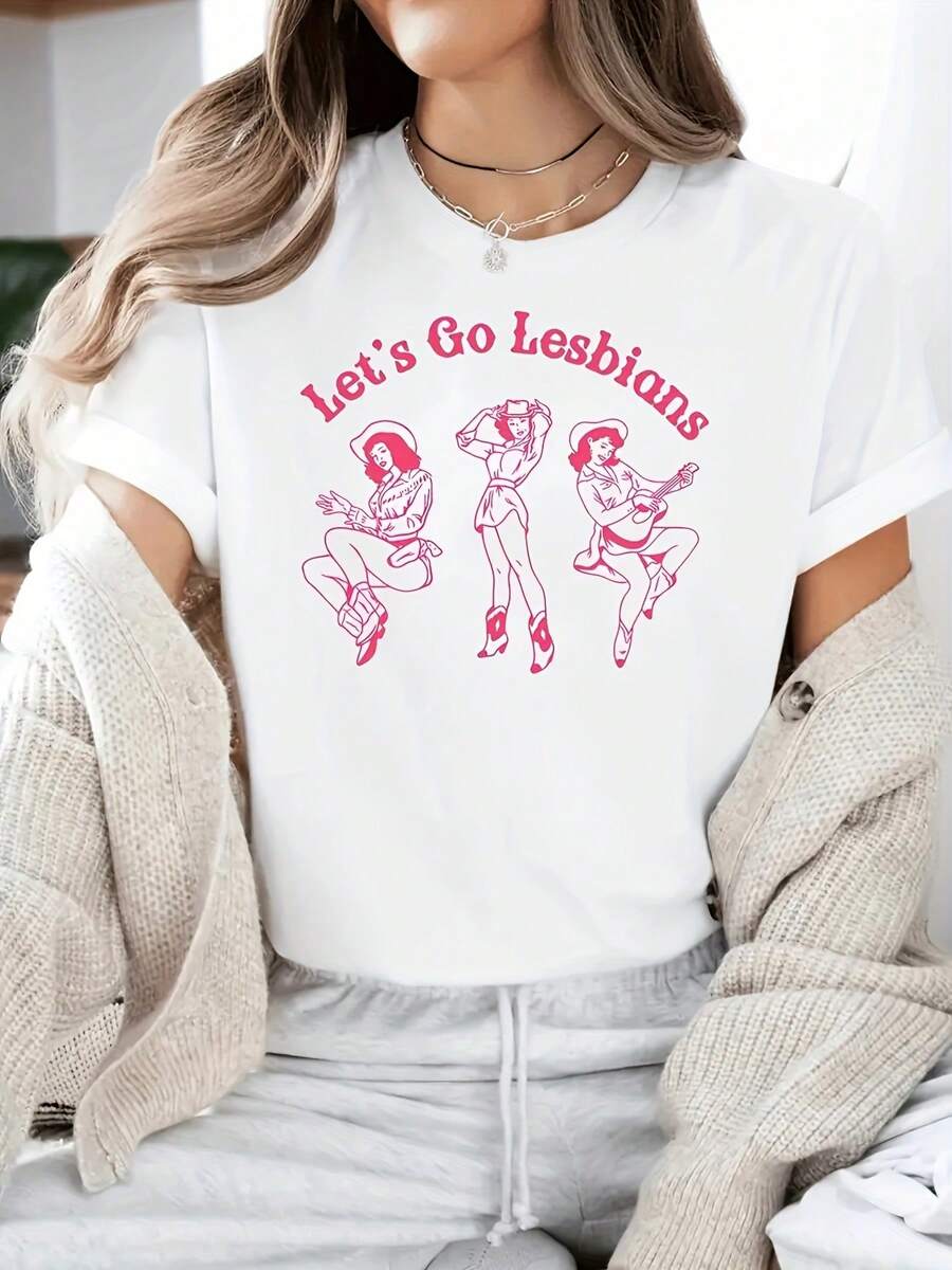 Soft Soft Graphic T-Shirt Let's Go Lesbians - Vintage Western Design, With Cowboy Hat And Dancing Lesbians, Celebrating LGBT+ Pride And Sisterhood, Pure Cotton Fabric, Unisex Casual T-Shirt, Suitable For Spring, Summer And Autumn, Lesbian T-Shirt, Unisex Clothing, Blouses For Women. - 白色 - 查看 1