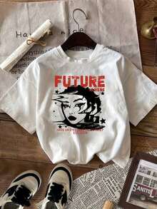 2026 Nuevo Estilo Urbano - Estampado Único - Camiseta Casual de Manga Corta y Corte Ajustado para Mujer, con estampado de retrato y texto en inglés. - Blanco - Ver 2