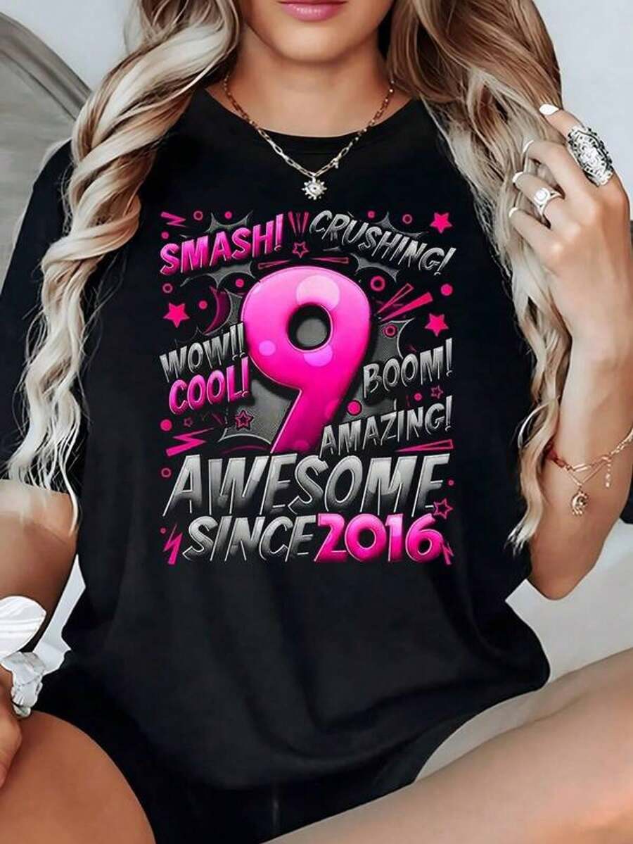 El estampado muestra un número grande rodeado de palabras vibrantes que expresan energía positivismo y alegría ideal para celebrar momentos especiales camiseta para mujer 100% algodón suave y cómoda
