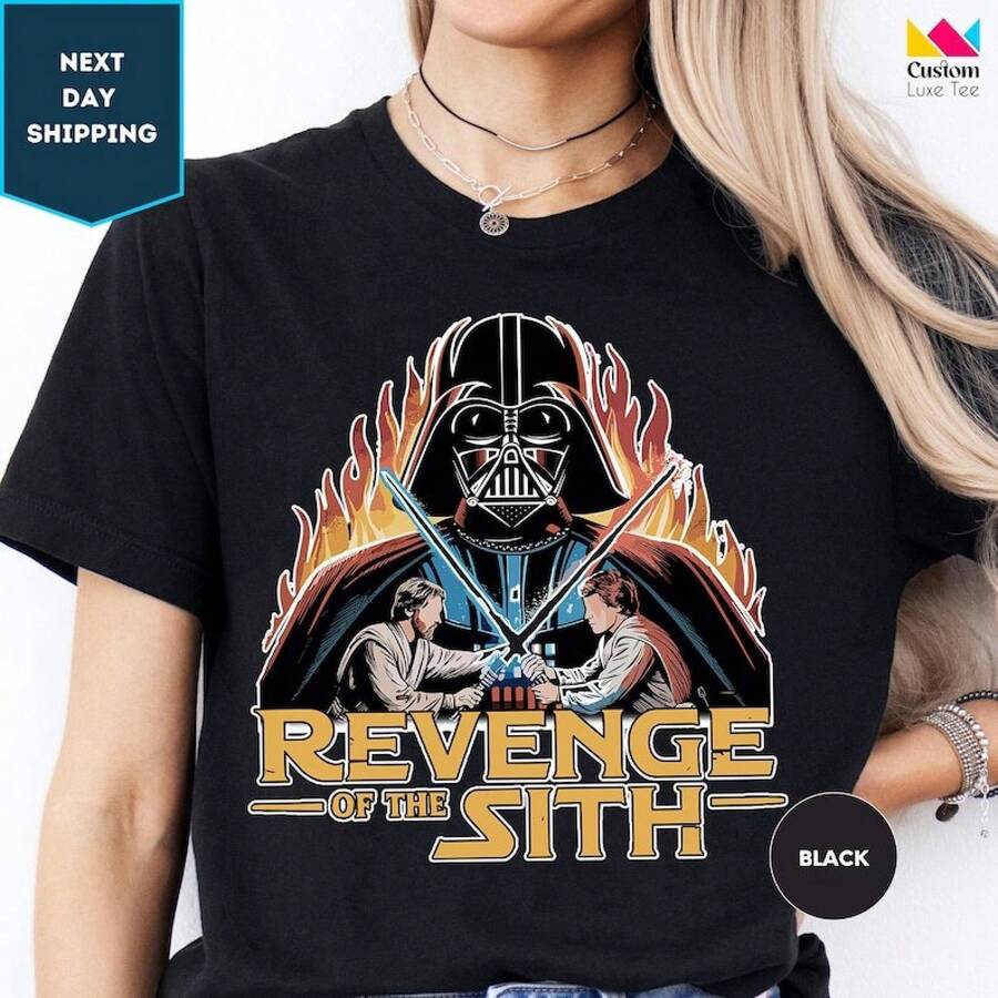 Women's Black T-Shirt With Revenge Of The Sith Print | Short Sleeve T-Shirt, Round Neck, Graphic Design Of Lightsabers, Retro Movie Style, Ideal For Fans, Daily Wear Or Outings With Friends, Soft And Breathable Cotton, Available In Various Sizes - 黑色 - 查看 1