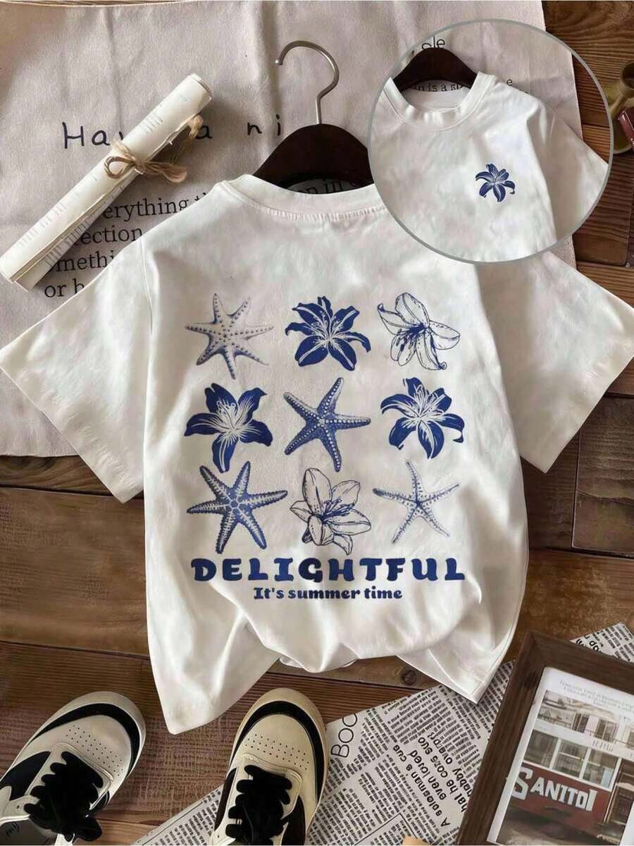 Women's T-Shirt With A Marine Print In Shades Of Blue, Featuring A Design With Starfish And Lily-Like Flowers Combined With The Text "DELIGHTFUL". The Dark And Light Blue Colors Create A Fresh Summer Style On A White Background. The High-Definition Thermal Print Has Crisp And Durable Details. This Modern And Eye-Catching Style Is Ideal For Everyday Wear, Work, Or Casual Outings In Summer. - 白色 - 查看 1