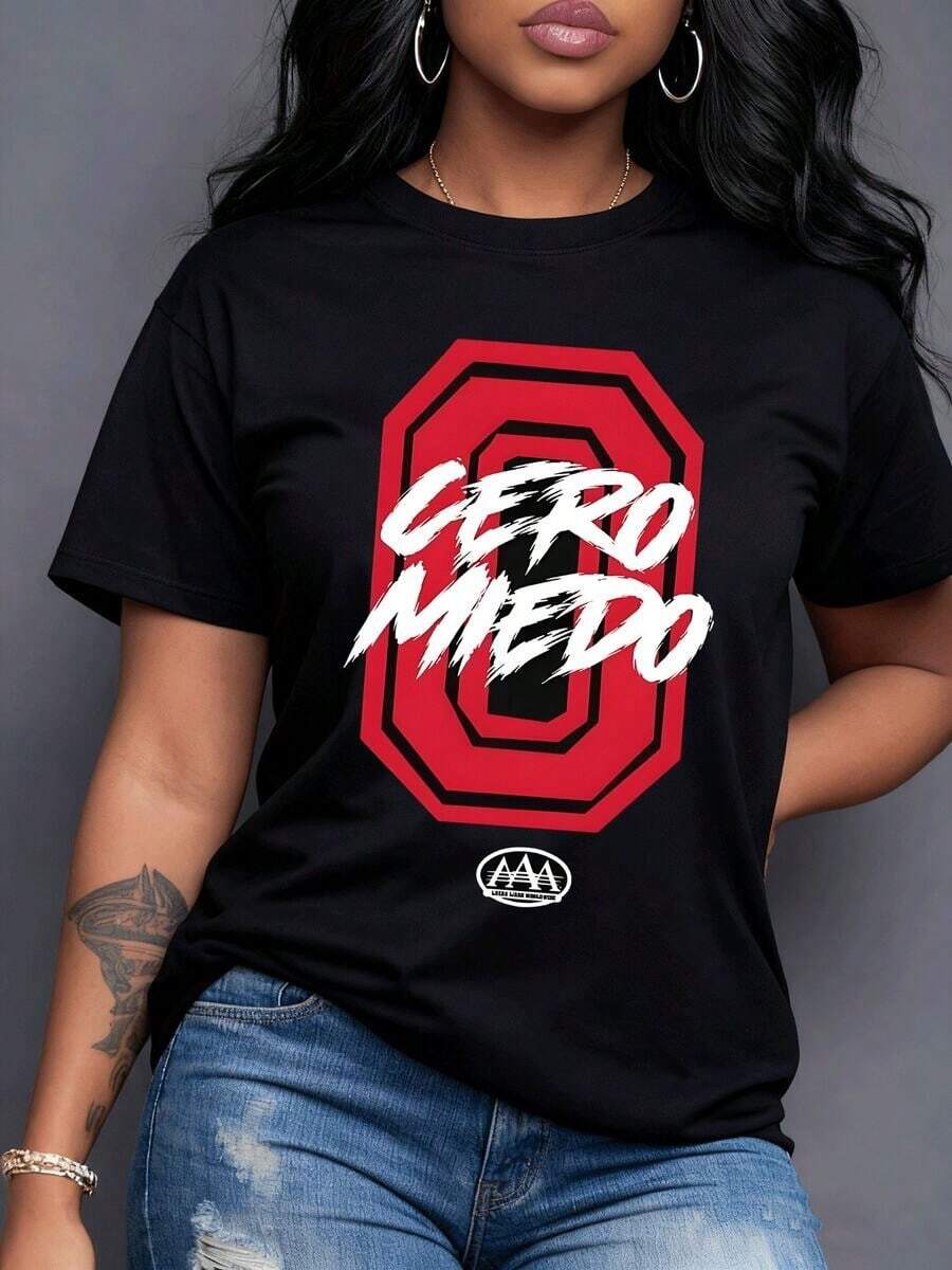 The Striking ZERO FEAR Print In Bold White Letters On A Vibrant Red Octagon Symbolizes Unwavering Bravery And A Spirit Of Defiance For Strong Women Who Face Life With Determination, Courage, And Faith. Women's T-Shirt, 220g, Casual Short Sleeve. - 黑色 - 查看 1