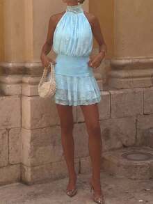 Vestido mini de encaje de cuello halter azul claro, vestido de línea A sin mangas con cintura fruncida y volantes en el bajo de malla para fiesta de verano y vacaciones - Celeste - Ver 3