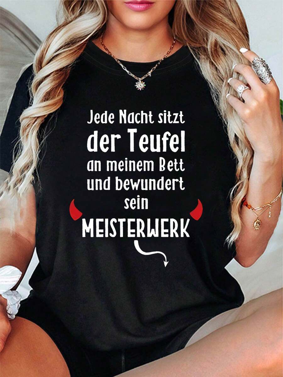 Plus Size T-Shirt With Funny Phrase "The Devil And His Masterpiece" - Short Sleeve Round Neck Blouse For Plus Size Women With Print "Every Night The Devil Sits On The Bed" - Casual Spring-Summer Blouse For Women 18+ (Machine Washable) - 黑色 - 查看 1