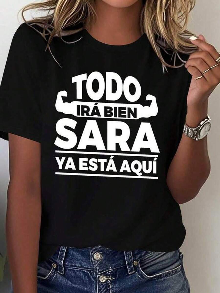 Camiseta negra de manga corta con cuello redondo para mujer con estampado de eslogan blanco, largo regular, estilo fiesta.