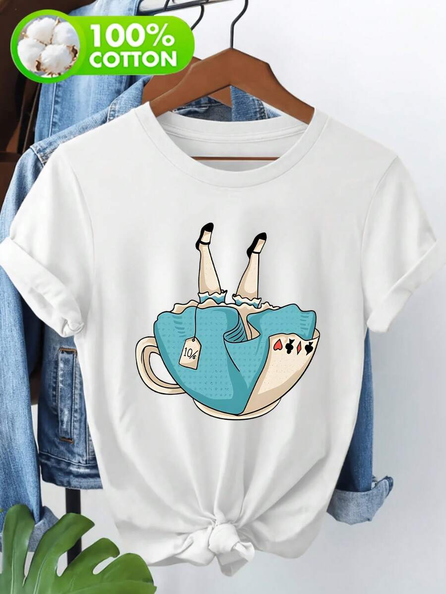 Camiseta personalizada 100% algodón con temática de exteriores, estilo de manga corta para mujer, con un diseño divertido que muestra la taza de té de Alicia y cartas de juego, perfecta para uso casual - Camiseta unisex de algodón suelto de manga corta y cuello redondo estilo vintage urbano. - Blanco - Ver 1