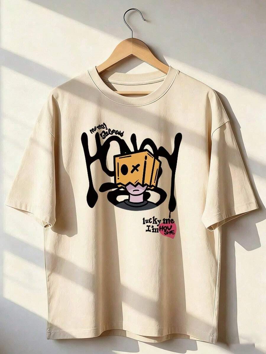Camiseta con Personaje de Dibujo con Caja en la Cabeza y Grafiti,Camiseta de manga corta de moda para primavera y verano de 2026, hecha en México, 180 gramos. Estampado de dibujos animados, modelo de pareja, apta para uso interior o exterior. Cuello redondo, unisex, ideal para oficina y ocio. Paquete de una pieza. - APR-P631577SLNDXZGY353 - Ver 1