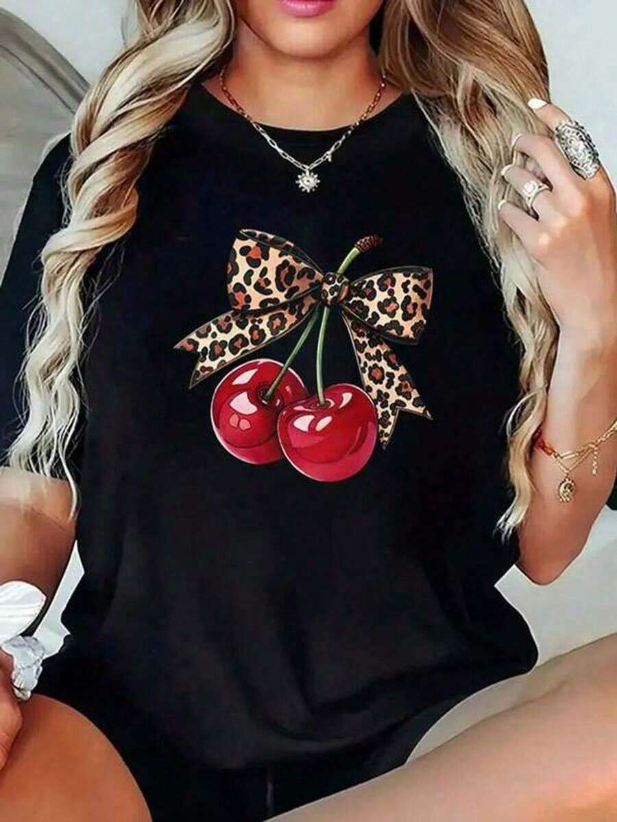 Under The Radar Women's 100% Cotton T-Shirt With Cherry And Bow Print, Black, Cherry And Leopard, Crew Neck, Versatile, Machine Washable, Comfortable, For Everyday Wear, Casual, Sporty, Summer Essential - Unisex Vintage Urban Style, Loose Fit Short Sleeve Cotton Crew Neck T-Shirt - 黑色 - 查看 1