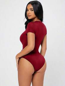 Body de mujer de manga corta, color blanco sólido, de uso versátil y casual - Burdeos - Ver 2