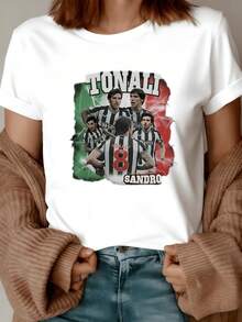 Italian Flag With Players Celebrating On A Football Field Showing Sporting Passion And Energy In Vibrant Colors. Modern Casual Women's T-Shirt For Sports Fans. - 白色 - 查看 8