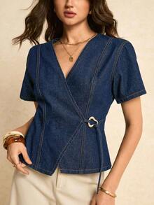 Blusa de mezclilla de uso diario versátil y casual con decoración metálica en escote en V para mujer - Azul lavado medio - Ver 3