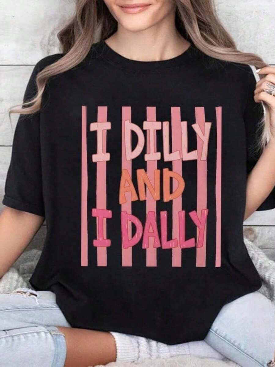 Graphic T-Shirts, Dilly Dally T-Shirt, I Dilly And I Dally T-Shirt, Funny T-Shirt For Mom, Funny T-Shirt For Girls, Viral T-Shirt, T-Shirt With Memorable Phrases, Unisex Graphic T-Shirts, Funny T-Shirt - 風格 - 查看 1