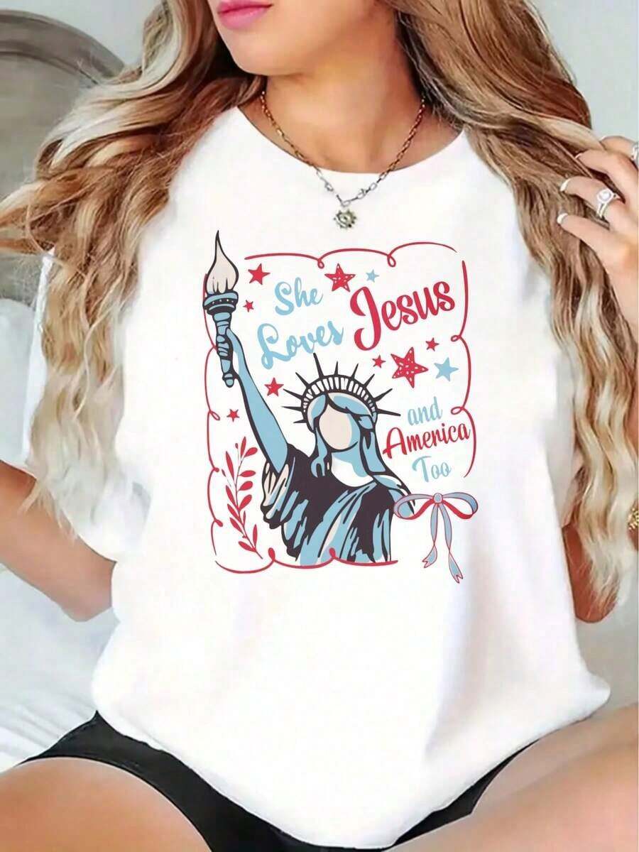 Women's Casual T-Shirt With A Statue Of Liberty Print And The Religious Text "She Loves Jesus And America Too." Summer Wear For Patriotic Christian Lovers. Gift For Faithful American Women. 220g. Cool Summer Wear For Women. - 白色 - 查看 1