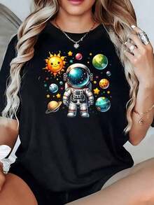 Astronauta rodeado de planetas coloridos estrellas y un sol sonriente que inspira curiosidad por el universo y simboliza la fuerza femenina para explorar lo desconocido camiseta para mujer 100% algodón - Negro - Ver 2