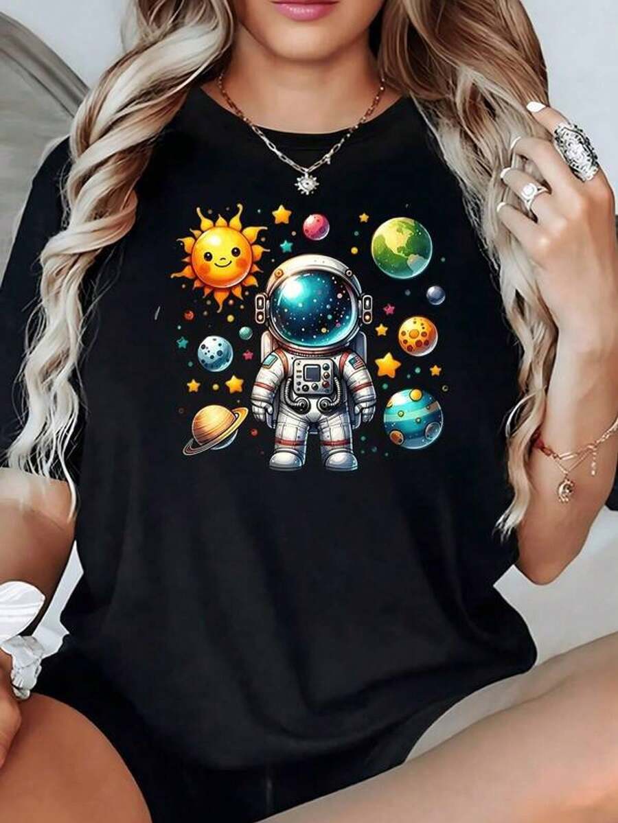 Astronauta rodeado de planetas coloridos estrellas y un sol sonriente que inspira curiosidad por el universo y simboliza la fuerza femenina para explorar lo desconocido camiseta para mujer 100% algodón