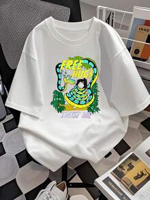 Serpiente colorida abrazando a un gato con la frase divertida Free Hugs Trust Me" simboliza humor, ironía y amistad en un entorno tropical camiseta de mujer  cómoda y casual adecuada para uso diario - Blanco - Ver 2