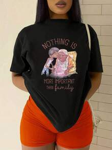 Illustration Showing A Tender Moment Between A Grandmother And Her Grandson, Representing Family Love And The Value Of Being Together In Daily Life. Comfortable And Soft Women's T-Shirt, Ideal For Casual Wear. - 黑色 - 查看 2