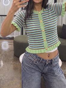 Blusa de punto de verano con cuello redondo, botones metálicos y mangas cortas, con parches a rayas.Diseño retro y casual con volantes, ideal para citas diarias y fotografía.Suéter de punto - verde menta - Ver 6