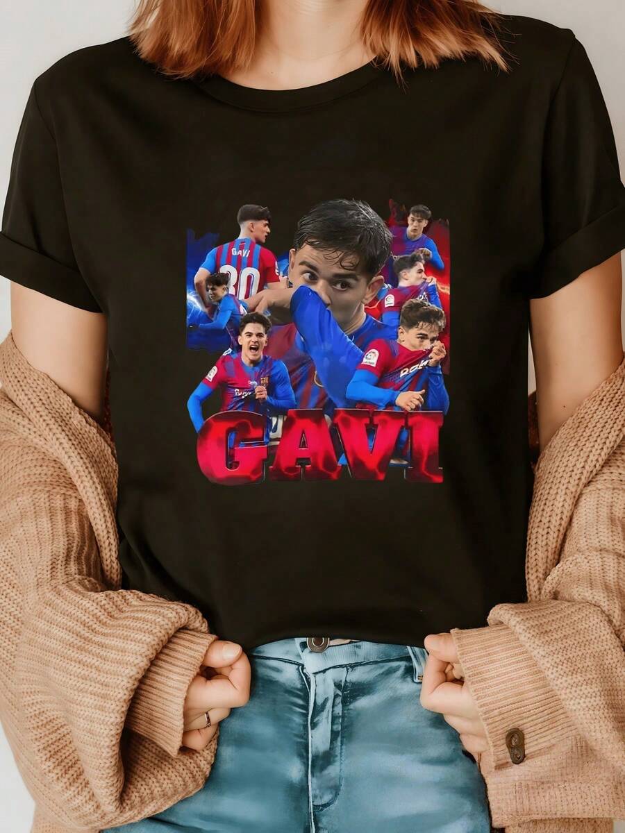 Players Celebrating On The Field With Energy And Passion, Wearing Blue And Red Uniforms In A Vibrant Composition That Conveys Strength And Teamwork. Women's Casual Modern Short-Sleeved T-Shirt, Comfortable For Everyday Wear. - 黑色 - 查看 1