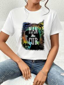 Silueta de un niño acompañado de tigres y panteras en una selva llena de colores vibrantes que simboliza la conexión entre la naturaleza y el espíritu salvaje camiseta de mujer  cómoda y moderna para uso diario - Blanco - Ver 1