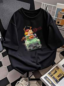 Ilustración divertida de grupo de personajes de colores viajando en coche verde simbolizando amistad aventura y alegría camiseta de mujer  cómoda y moderna para uso diario - Negro - Ver 2