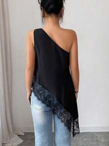 Blusa de mujer nueva para verano, con dobladillo asimétrico y adorno de encaje, blusa negra con hebilla metálica, blusa ajustada con hombros asimétricos y adorno de encaje lujoso, blusa sin mangas sexy, adecuada para fiestas, citas, cócteles, ocasi - Negro - Ver 2