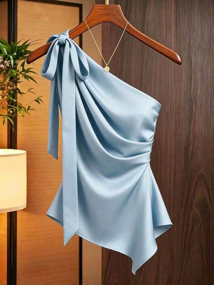 Blusa asimétrica de satén color caramelo con lazo en el hombro, diseño ajustado con pliegues asimétricos, adecuada para citas, ir al trabajo, con hombro sexy asimétrico, camisa elegante y de moda - Celeste - Ver 1