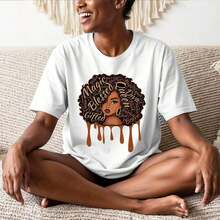 Camiseta Casual Magic Queen para Mujer, Estampado Gráfico, Manga Corta, Estilo Urbano Retro Chic, Camiseta Holgada Casual para Todas las Temporadas 2026, Elegante Estilo Nuevo de Primavera Verano, Regalo Ideal para Amigos y Familiares, 100% Algodón, Duradera - Blanco - Ver 3