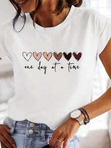 A Monogrammed Print T-Shirt For Everyday Wear, Perfect For Casual Spring And Summer Outings, Featuring Short Sleeves And A Crew Neck Design. Graphic Tee, Women's Graphic Tees, Summer T-Shirt, Casual T-Shirt, Summer T-Shirts, Going-Out Tops, Women's Summer Outfits. - 白色 2 - 查看 7
