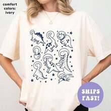 100% Pure Cotton, Breathable And Gentle On The Skin. Classic Crew Neck Design, Slim Fit, And Flattering For All Body Types. Fashionable Print With A Minimalist Style And High-Quality Finish. Unisex Design Perfect For Matching Outfits, Ideal For Everyday Wear, Dates, Leisure, And Streetwear – Versatile And Timeless. - 白色 - 查看 1