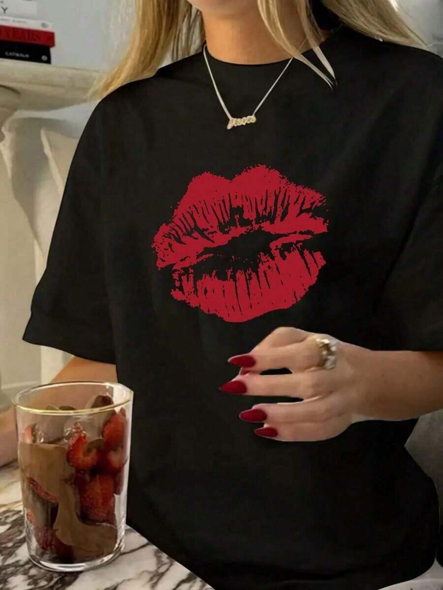 Camiseta Oversize de Manga Corta para Women con Estampado Gráfico Rojo Labios y Huella - Cuello Redondo Casual, Ajuste Holgudo Transpirable Para Atuendos Informales Confort Todo el Tiempo Lavable a Maquina Camisa Audaz Declaración Moda, Fashion Finde Outfit Relajada Diseño Modernizado Construcción Duradera Tejido Cómodoso Blusa Elegante Enthusiastas del Style 100% Algodón - Negro - Ver 1