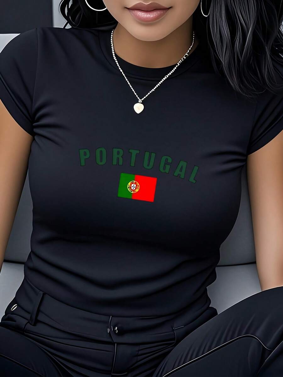 Women's T-Shirt Made Of Pure Cotton, Casual Loose Style, With Portuguese Flag Print - Short Sleeve Casual Top With Round Neck In Burgundy, Breathable And Machine Washable, Modern And Versatile For Everyday Wear, Ideal As A Gift For Travel And Holidays, Comfortable Fabric, Fashionable Design, Printed T-Shirt, Perfect For Gifting. - 黑色 - 查看 1