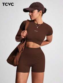 Conjunto deportivo de verano con top de manga corta de cuello redondo sin costuras y elástico y shorts de ciclismo de cintura alta con control de abdomen para yoga - Café integral - Ver 1