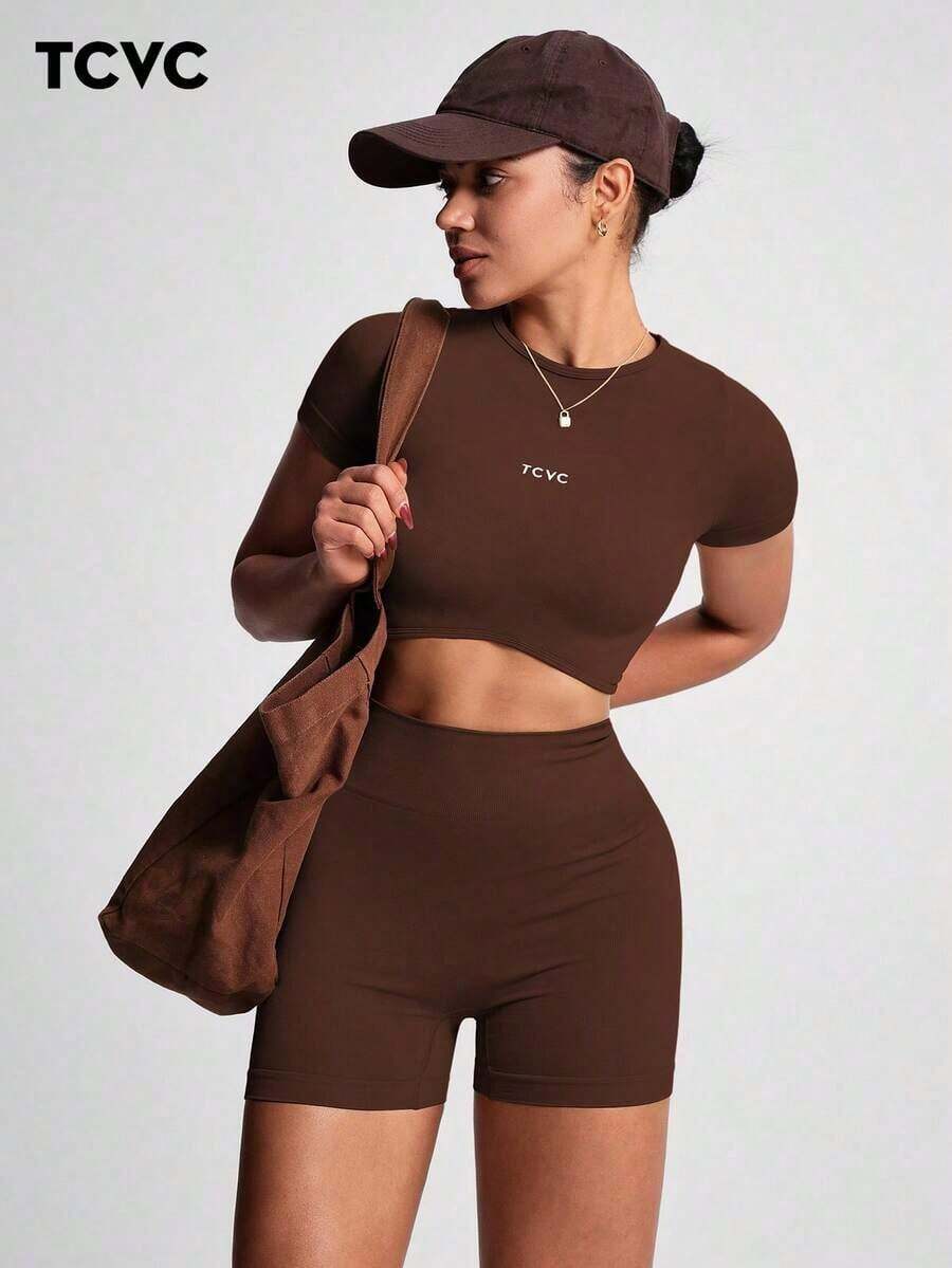 Conjunto deportivo de verano con top de manga corta de cuello redondo sin costuras y elástico y shorts de ciclismo de cintura alta con control de abdomen para yoga - Café integral - Ver 1