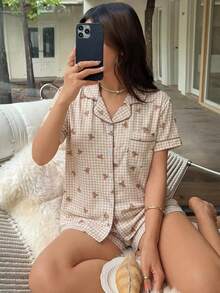 两件套舒适格子泰迪熊印花睡衣套装，短袖翻领上衣带口袋和蝴蝶结，女士四季家居睡衣 - 棕色 - 查看 4