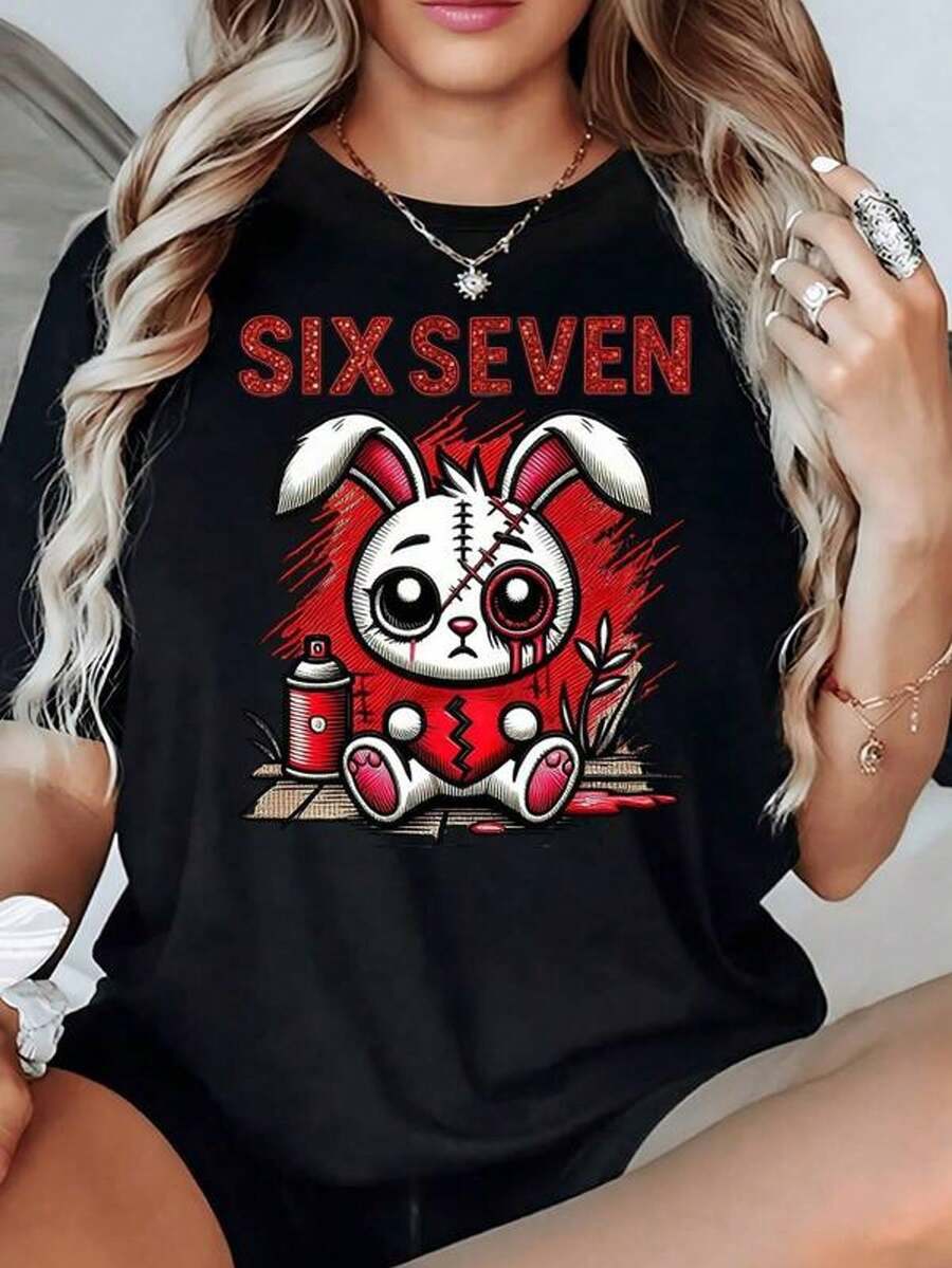 Conejo de peluche con cicatrices y mirada intensa sobre fondo rojo con lata de pintura transmitiendo fuerza y rebeldía camiseta de mujer 100% algodón 220g
