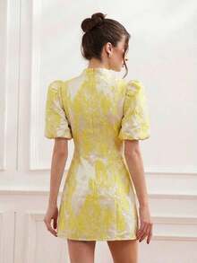 Aveloria Revavyn Vestido corto minimalista de manga corta con cintura ceñida, estampado todo sobre, de estilo bohemio y de vacaciones, con base negra y contraste de color burdeos, manga abullonada y estilo jacquard, para verano, primavera, otoño - Amarillo claro - Ver 2