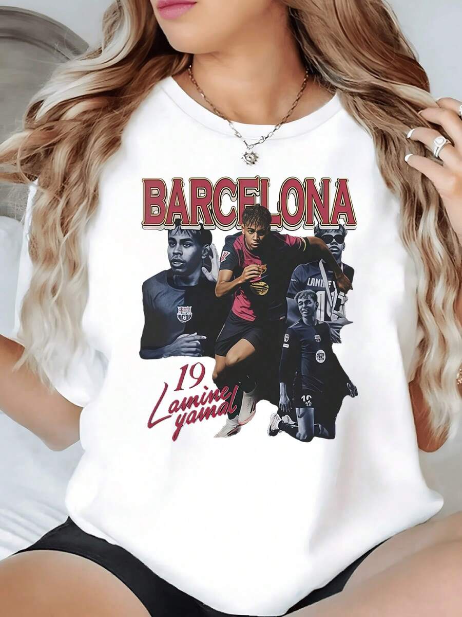 The Central Image Shows A Player Running With Energy And Passion Under The Word Barcelona Highlighted In Red Tones, Symbolizing Strength, Pride, And Love For Football. A Modern Women's T-Shirt Inspired By Urban Sporting Spirit. - 白色 - 查看 1