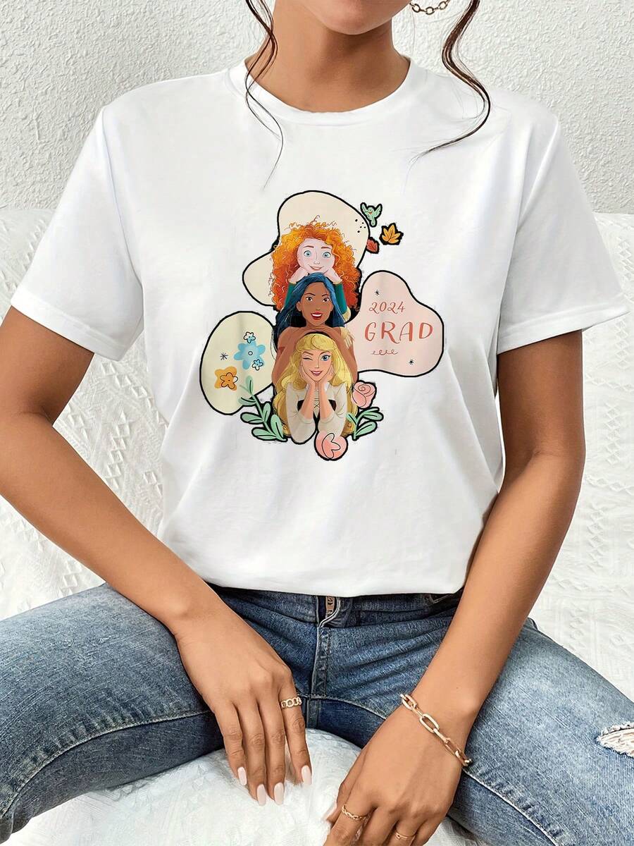Ilustración de dos chicas abrazadas celebrando la graduación con flores coloridas y símbolos de amistad y logro personal camiseta de mujer casual cómoda para uso diario y regalo especial - Blanco - Ver 1