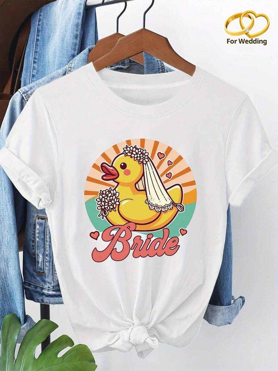Camiseta casual versátil para mujer, hecha de algodón puro para una comodidad excepcional, diseño sencillo para una moda diaria sin esfuerzo. Camiseta de Mujer "Bride" con Diseño de Patito Amarillo, Decorada con Vestido de Novia y Eslabones de Patito Amarillo, Manga Corta Casual, Estilo Dulce en Tonos Naranja-Rosa Cálido, Ideal para Fiestas de Solteras y Atuendos de Boda. - Blanco - Ver 1