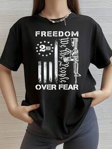 Patriotic Symbols With Bold Typography Evoke The Values Of Freedom And National Unity, Inspiring Pride And Independence In Every Detail. A Comfortable, Modern, And Casual Women's T-Shirt. - 黑色 - 查看 1