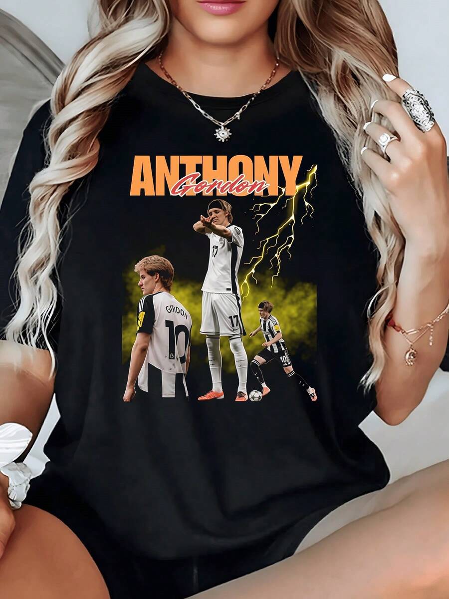 Figure Of A Female Player With Golden Lightning Bolts On A Soccer Field Symbolizing Energy, Strength And Sporting Passion. Women's Casual Modern Comfortable T-Shirt For Everyday Wear - 黑色 - 查看 1