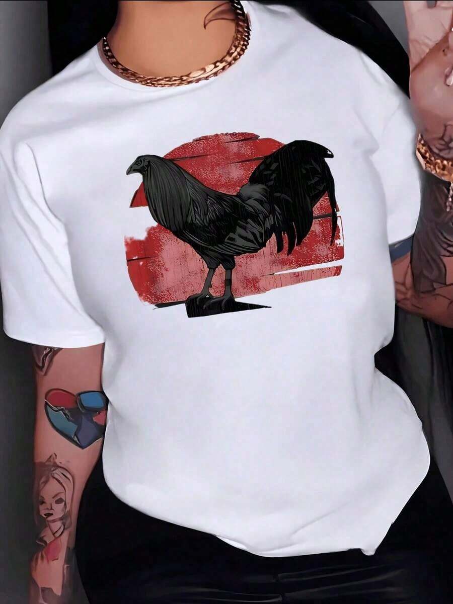Gallo negro que simboliza la fuerza, el coraje y un espíritu indomable sobre un sol rojo en estilo artístico, camiseta de mujer, 100% algodón. - Blanco - Ver 1