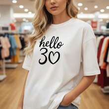 Camiseta de algodón de gran tamaño con estampado de corazones "Hello 30" para mujer, camiseta casual de manga corta con cuello redondo y estampado gráfico, top holgado para fiestas de cumpleaños, tela suave y transpirable 100% algodón, camiseta casual con estampado de letras, cómoda para uso diario, regalo para celebraciones de cumpleaños número 30. Adecuada para primavera, verano y otoño. - Blanco - Ver 7